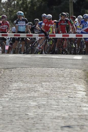 Des coureurs du Paris-Roubaix stoppés à un passage à niveaux le 12 avril 2015 à Wallers