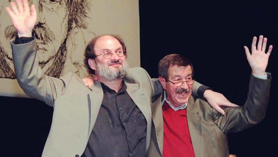 Günter Grass et l'écrivain britannique Salman Rushdie à une cérémonie organisée pour l'anniversaire de Grass au théâtre Thalia à Hambourg le 12 octobre 1997