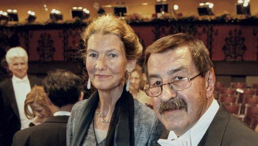 L'écrivain Günter Grass et sa femme Ute Grunert à l'occasion de la remise de son prix Nobel de littérature le 10 décembre 1999 à Stoskholm