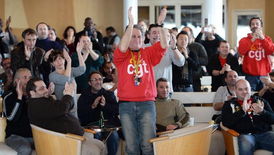 Les salariés de la SNCM applaudissent après avoir voté la fin de la grève entamée le 1er janvier 2014, le 9 janvier 2014 à bord du ferry Danielle Casanova à Marseille