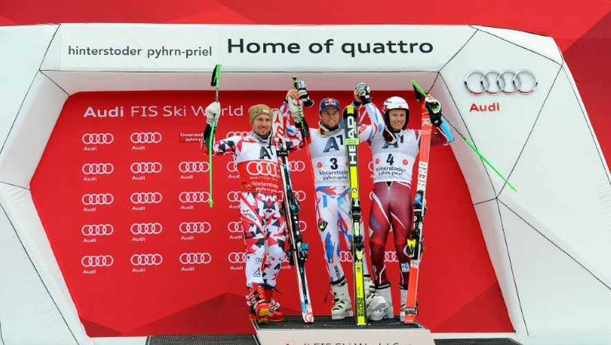 Alexis Pinturault (c) fête sur le podium sa seconde victoire en 3 jours en slalom géant à Hinterstoder en Autriche, le 28 février 2016