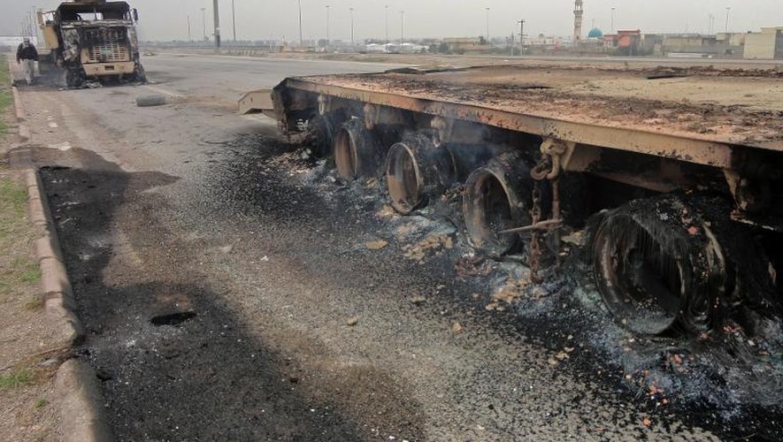 Des camions brûlés sur la route menant de Bagdad à Fallouja, le 5 janvier 2014