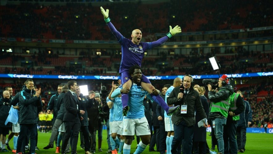 La joie du gardien de Manchester City Willy Caballero porté par l'attaquant Wilfried Bony après avoir remporté la finale de la Coupe de la Ligue, le 28 février 2016 à Wembley