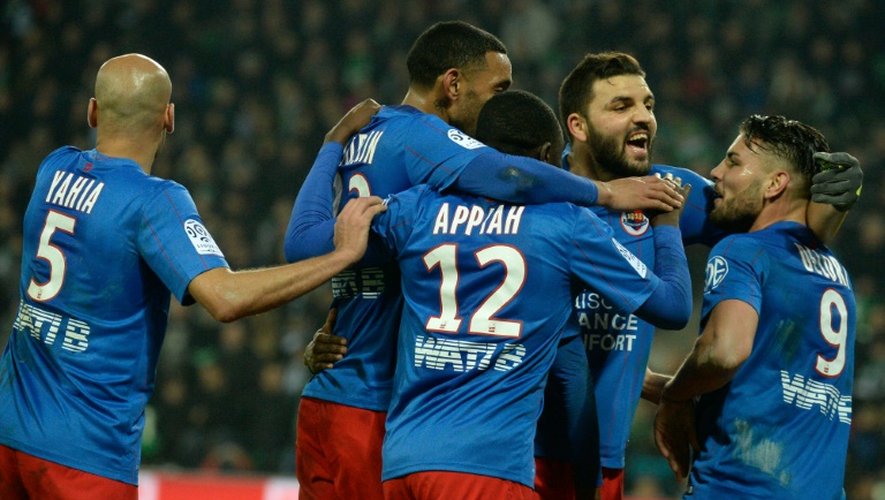 Les Caennais se congratulent après le but d'Andy Delort face à Saint-Etienne, le 28 février 2016 à Geoffroy-Guichard, le 28 février 2016