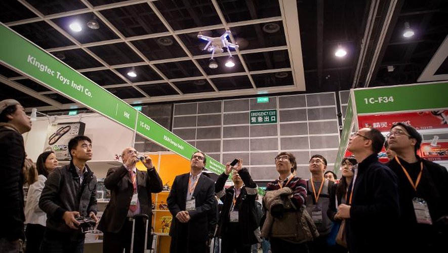 Un exposant fait une démonstration de vol d'un drone, au 40e salon du jouet et du jeu de Hong Kong, le 8 janvier 2014