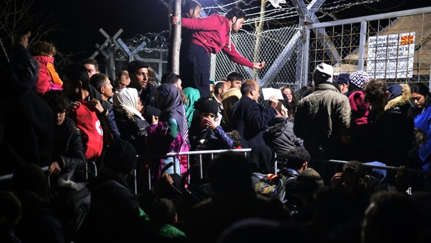 Des réfugiés et des migrants attendent l'ouverture de la frontière gréco-macédonienne près du village d'Idomeni en Grèce, le 28 février 2016