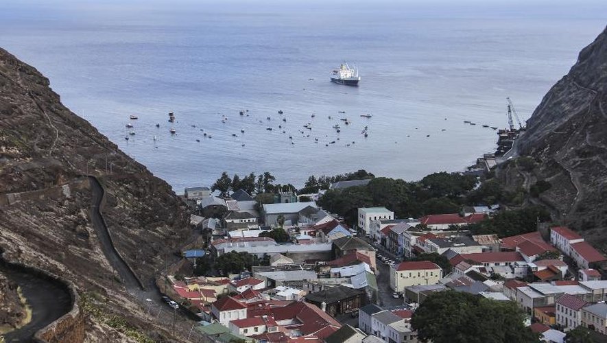 Le RMS Saint Helena ancré au large du port de Jamestown, la capitale de Sainte-Hélène, le 17 mars 2015