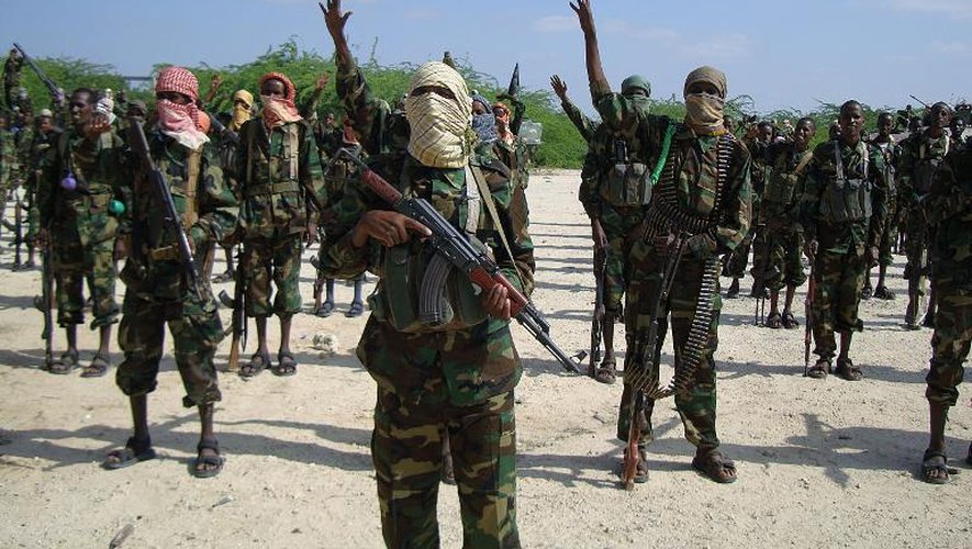 Des miliciens shebab durant un entraînement militaire au nord de Mogadiscio, le 1er janvier 2010