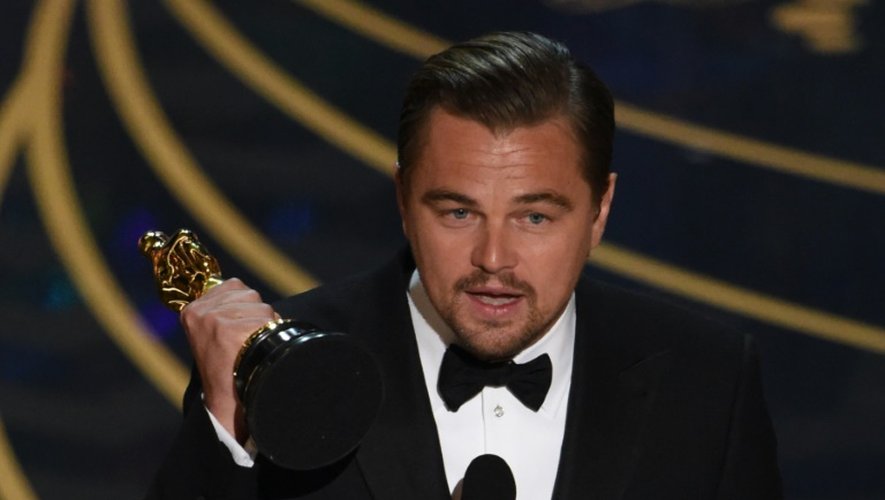L'acteur américain Leonardo DiCaprio accepte son Oscar de meilleur acteur pour son interprétation dans "The Revenant" le 28 février 2016 à Hollywood, en Califorinie