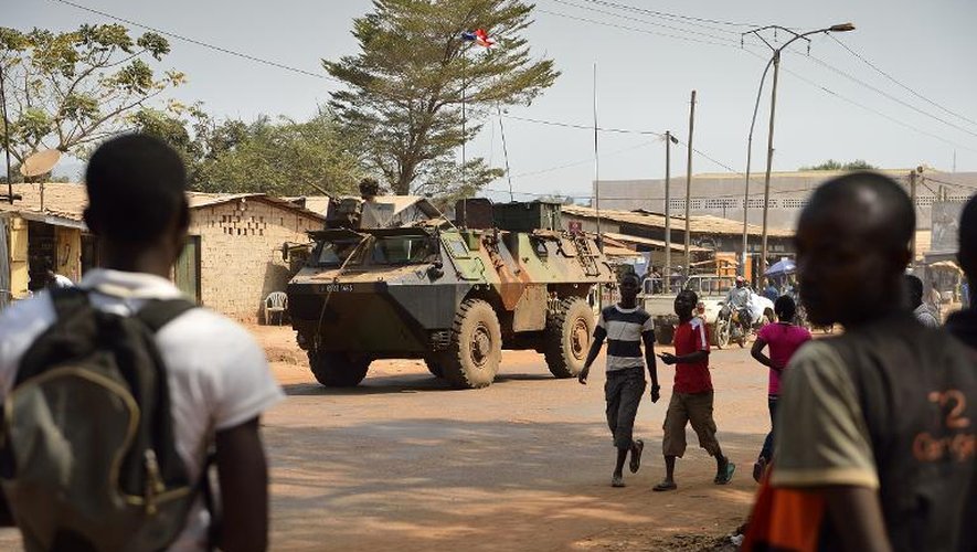 Un véhicule blindé français de l'opération Sangaris patrouille dans les rues de Bangui, le 9 janvier 2014