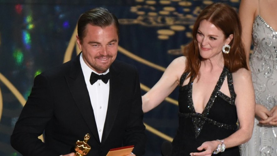 Leonardo DiCaprio reçoit son Oscar du meilleur acteur des mains de l'actrice Julianne Moore, le 28 février 2016 à Hollywood