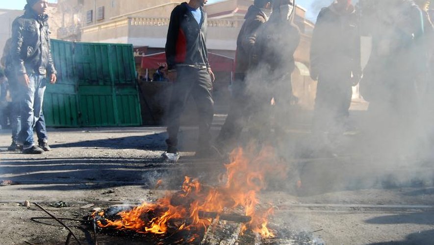 Des jeunes Tunisiens brulent des débris pour manifester contre le parti au pouvoir Ennahda à Kasserine, le 9 janvier 2014
