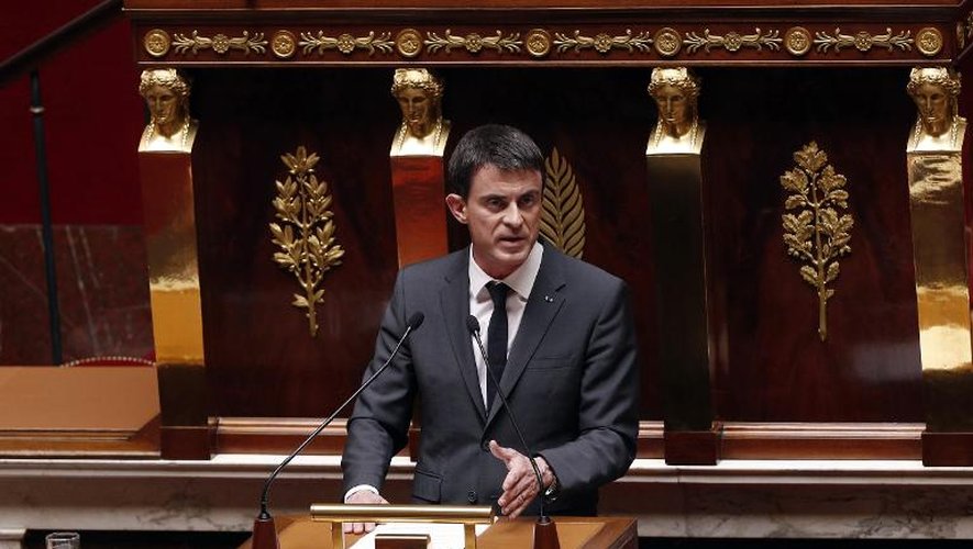 Le Premier ministre Manuel Valls s'exprime devant les députés à l'Assemblée nationale pour défendre le projet de loi sur le renseignement, le 13 avril 2015