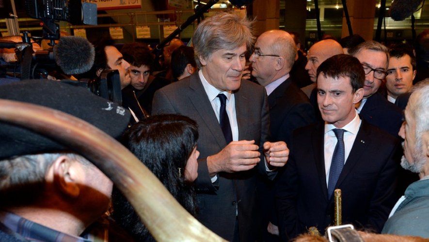 Le Premier ministre, Manuel Valls, (d) et le ministre de l'Agriculture (g), Stéphane Le Foll, le 29 février 2016 au salon de l'agriculture à Paris