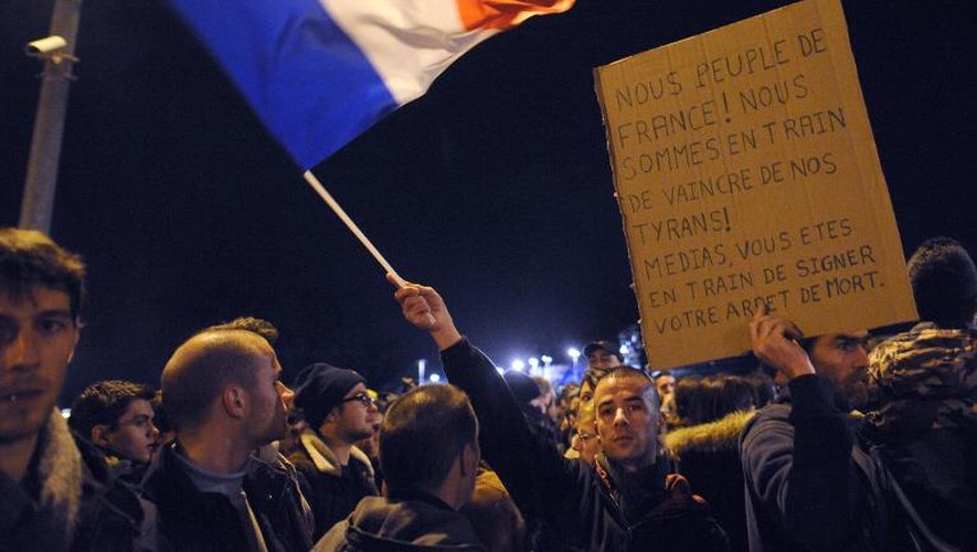 Des supporters de Dieudonné devant le Zénith de Nantes, après l'annulation de la représentation du polémiste, le 9 janvier 2014