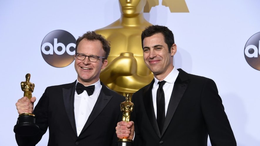Josh Singer (d) et Tom McCarthy posent avec leur Oscar du meilleur film pour "Spotlight", lors de la remise des prix à Hollywood le 28 février 2016