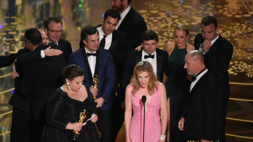 L'équipe du film "Spotlight" reçoit un Oscar, lors de la remise des prix à Hollywood le  28 février 2016