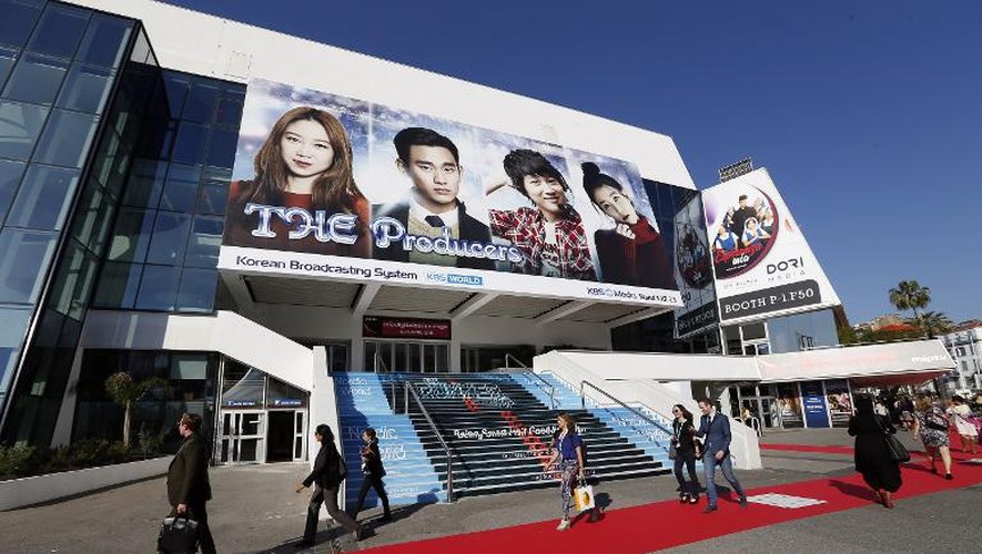 Des visiteurs devant le "Palais des festivals" de Cannes, pendant le MIPTV, le 13 avril 2015