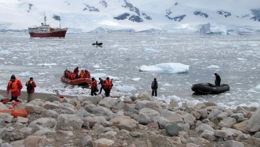 Des touristes débarquent d'un brise-glace sur la péninsule d'Antarctique, en janvier 2010