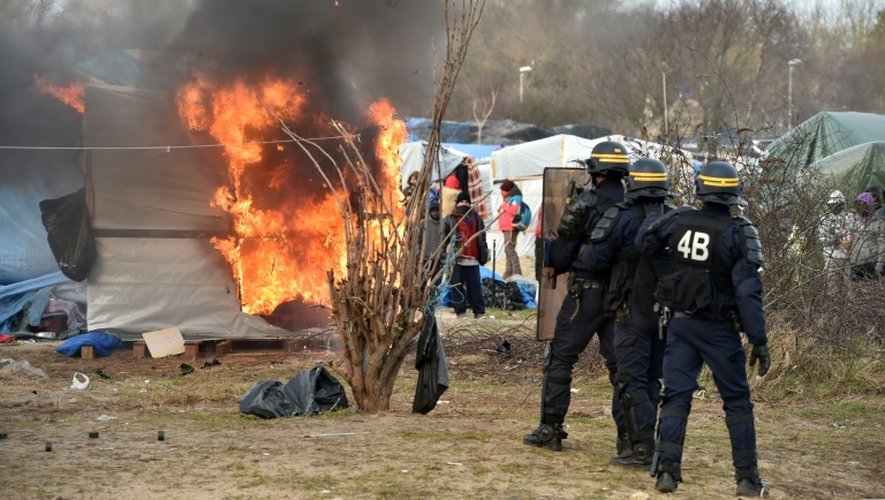 Des policiers lors de  l'évacuation d'une partie de la "jungle" de Calais, le 29 février 2016