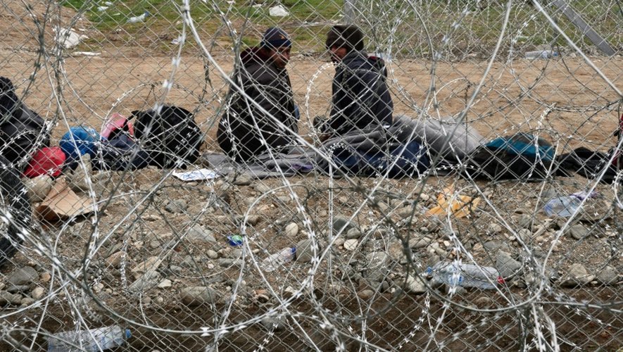 Des migrants pakistanais à la frontière gréco-macédonienne près du village d'Idomeni, le 29 février 2016