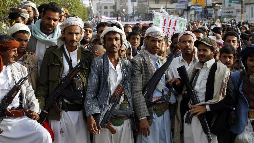 Des rebelles chiites houthis manifestent contre les raids aériens de la coalition saoudienne, le 10 avril 2015, à Sanaa, tombée dans leurs mains en janvier