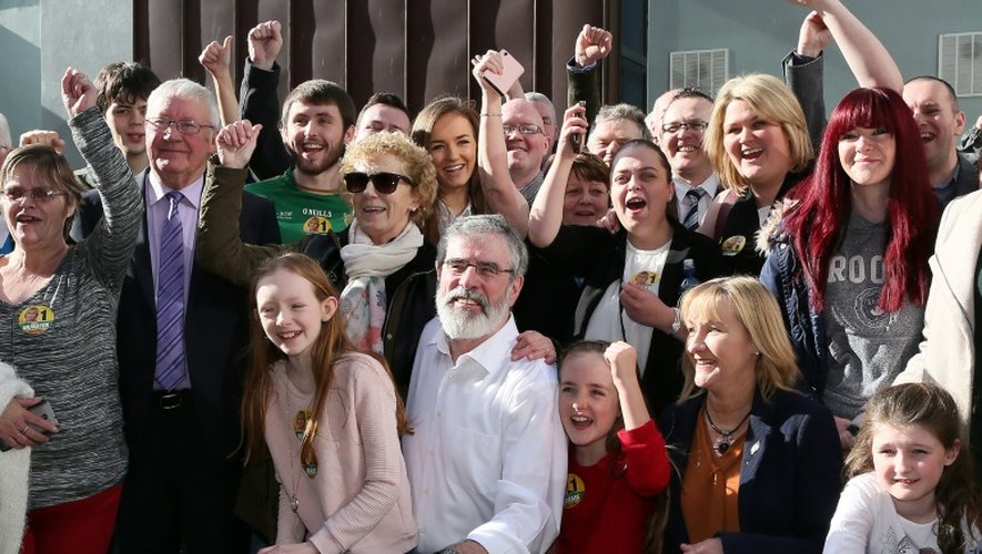 Gerry Adams (c), leader du Sinn Fein, au milieu de ses partisans, après sa réélection le 28 février 2016 aux élections législatives irlandaises