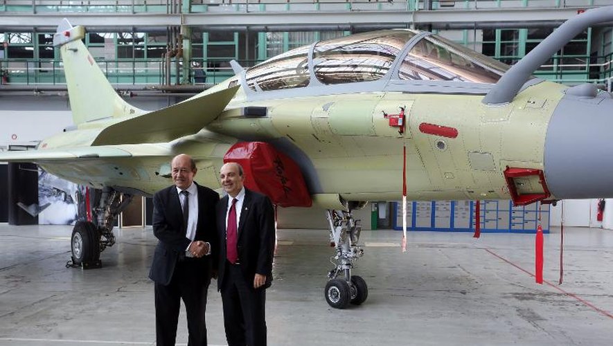 Le ministre de la Défense Jean-Yves Le Drian et un dirigeant de Dassault Aviation Eric Trappier le 10 janvier 2014 à Mérignac