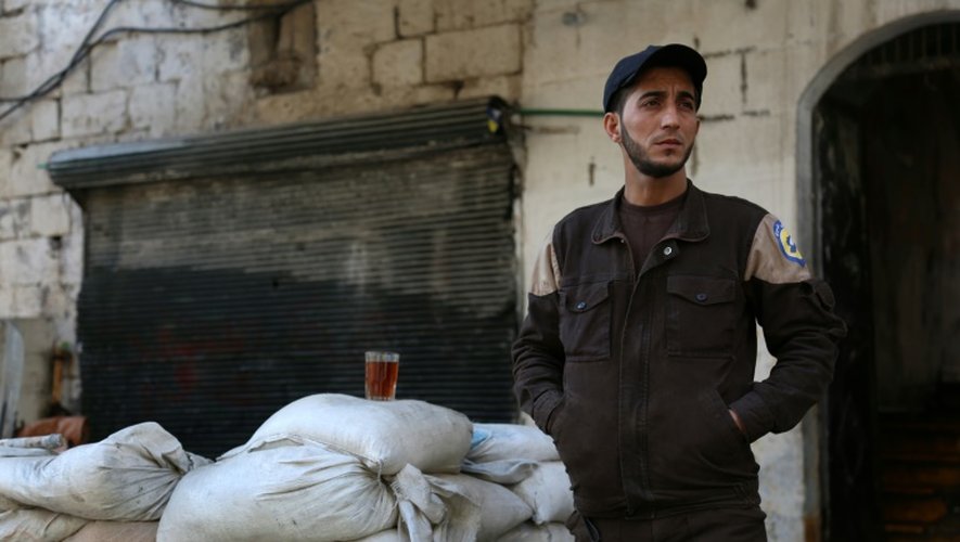 Un secouriste prend le thé, au centre de secours, le 29 février 2016 à Alep en Syrie, après l'entrée en vigueur du cessez-le-feu