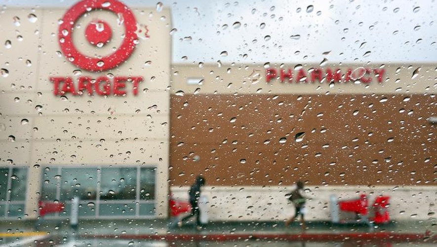 Des personnes quittent un magasin Target sous la pluie, le 19 décembre 2013 à Alhambra (Californie)