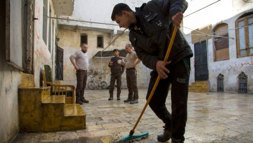Des secouristes nettoient la cour de leur centre de secours, le 29 février 2016 à Alep en Syrie, après l'entrée en vigueur du cessez-le-feu