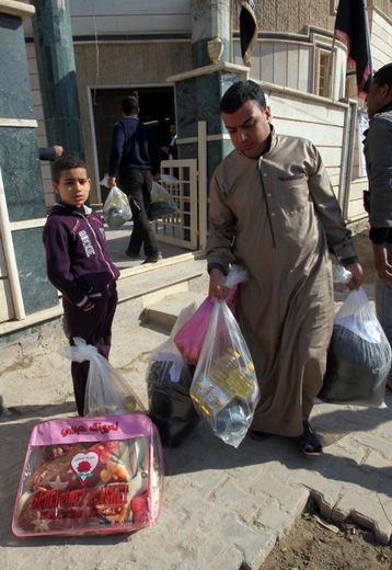 Des Irakiens ayant fui Fallouja reçoivent de l'aide alimentaire, le 9 janvier 2014 à Karbala