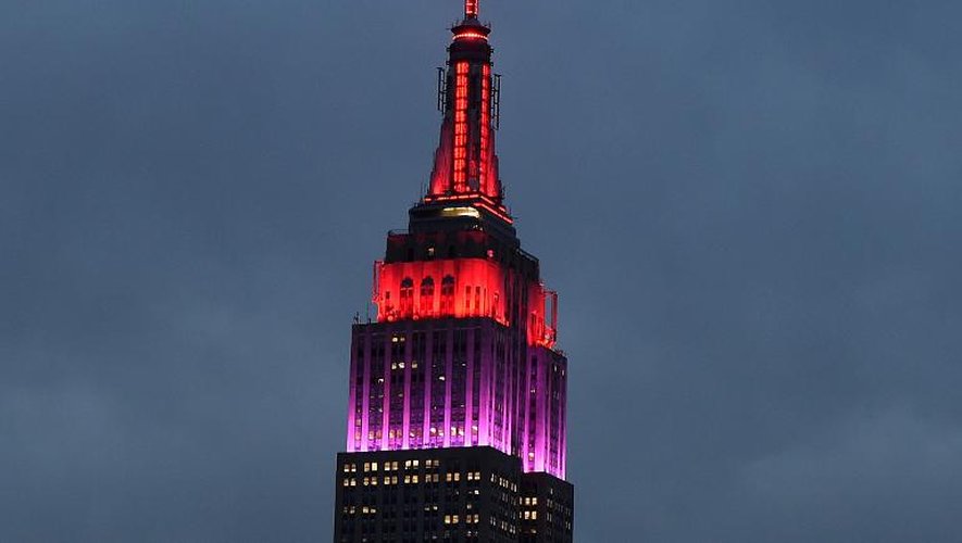 L'Empire State Building à New York illuminé en rouge et violet le 14 avril 2015 en l'honneur des 219 lycéennes enlevées par Boko Haram à Chibok, au Nigeria, un an plus tôt