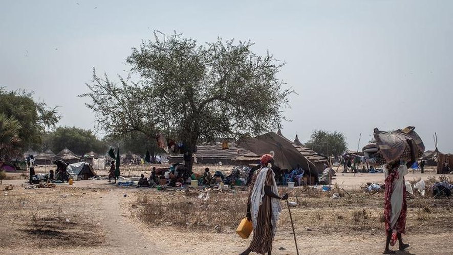 Des personnes dans un camp de déplacés à Minkamman, à 25 km au sud de Bor, le 10 janvier 2014