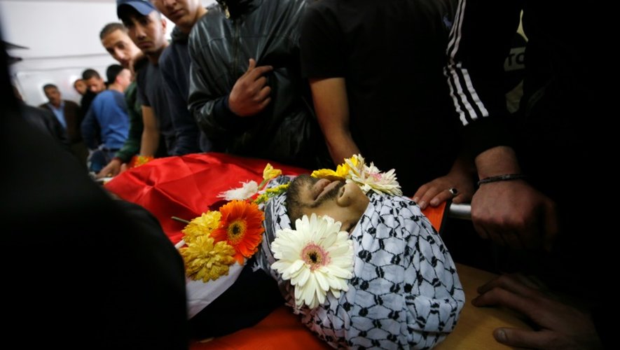 Des Palestiniens lors des funérailles de Iyad Omar Sajdia, tué dans des heurts dans le camp de Qalandya le 1er mars 2016 en Cisjordanie