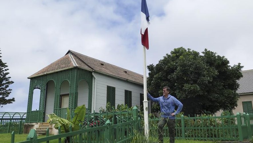 "Le consul", Michel Dancoisne-Martineau, pose le 12 mars 2015 près du drapeau français dans la dernière résidence de Napoléon à Sainte-Hélène