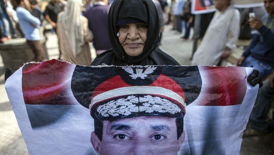 Une partisante du général Abdel Fattah al-Sissi montre un poster le représentant, lors d'une manifestation le 4 novembre 2013 au Caire