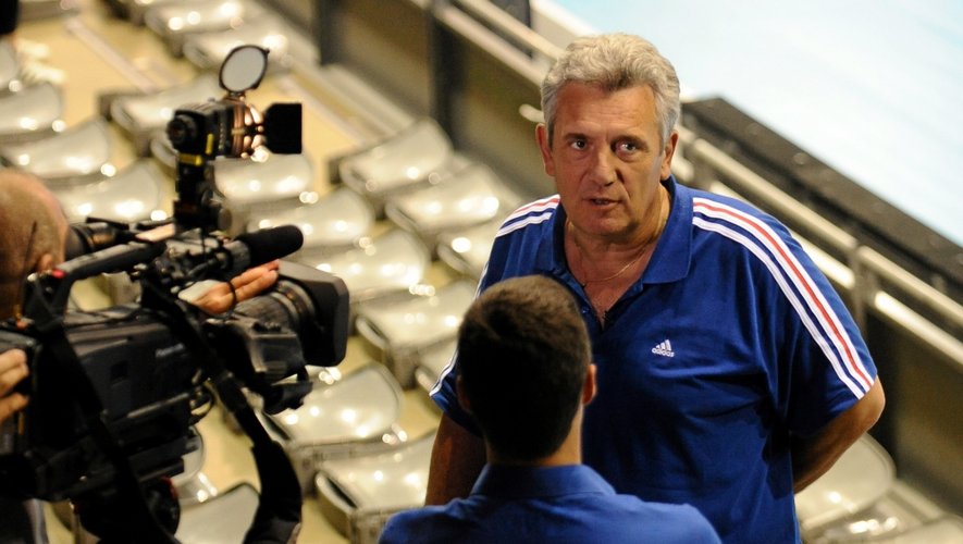 France's handball head coach Claude Onesta (R) speaks to the press while the France's handball team train on May 2, 2015 at the Palais des Sports of Toulouse prior to their Euro 2016 qualification match against Macedonia on May 3. AFP PHOTO / REMY GABALDA / AFP / AFP FILES / REMY GABALDA