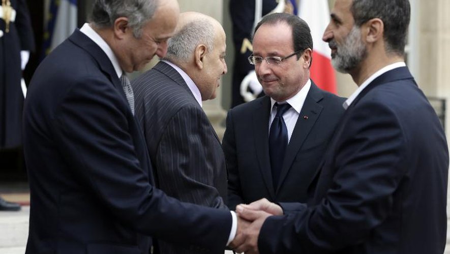 Laurent Fabius et Ahmed Moaz al-Khatib devant Monzer Makhous et François Hollande le 17 novembre 2012 à l'Elysée à Paris