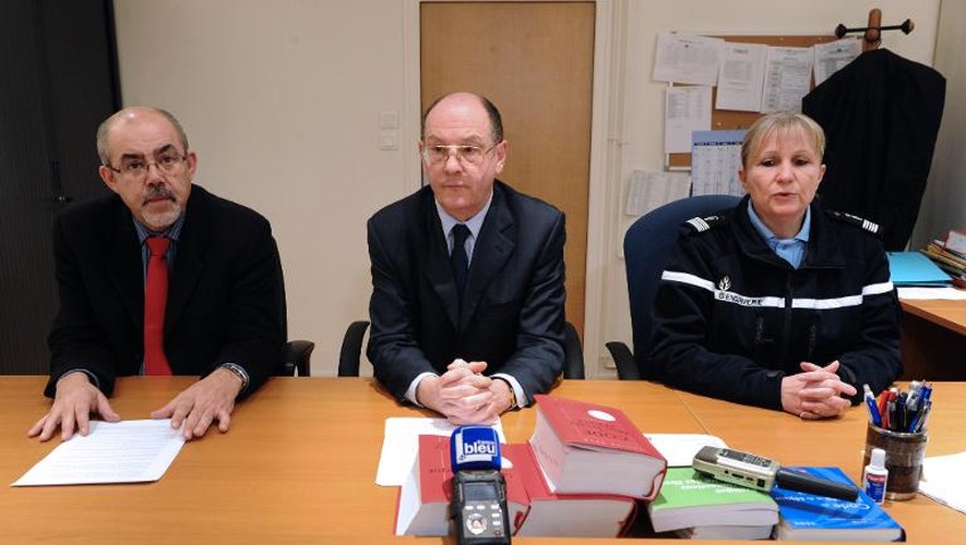 Le vice-procureur, George Borg, le procureur Michel Garrandaux et le colonel de gendarmerie Anne Fougeras lors d'une conférence de presse à Limoges, le 11 janvier 2014