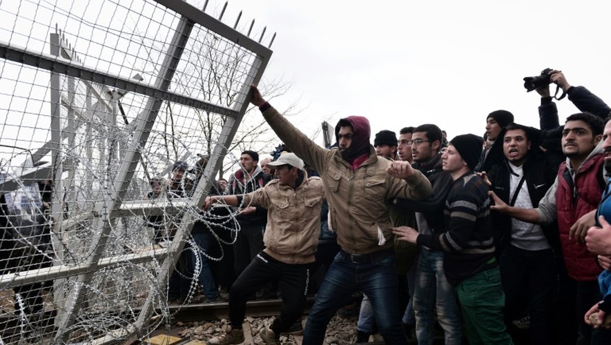 Des migrants et réfugiés tentent le 29 février 2016 de forcer la frontière vers la Macédoine à partir du village grec d'Idomeni