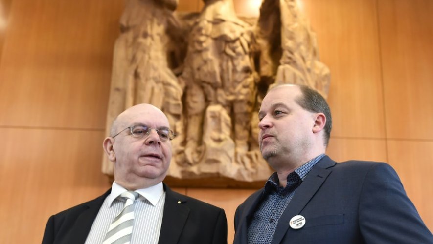 Peter Marx (g), secrétaire général du NPD, et Klaus Beier, membre du comité exécutif du parti néo-nazi, arrivent le 1er mars 2016 devant la Cour constitutionnelle à Karlsruhe, sud-ouest de l'Allemagne