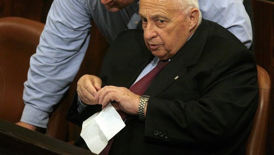 Ariel Sharon et son fils Omri le 10 janvier 2004 à la Knesset à Jérusalem