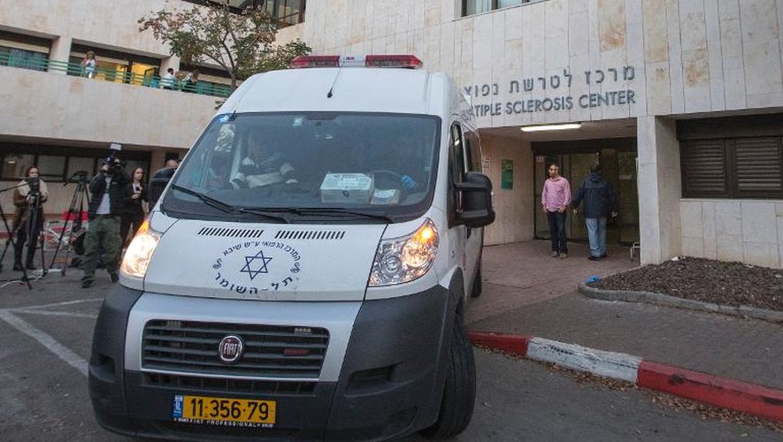 L'ambulance transportant le corps d'Ariel Sharon à son départ le 11 janvier 2014 de l'hôpitel Tel Hashomer à Ramat Gan près de Tel Aviv