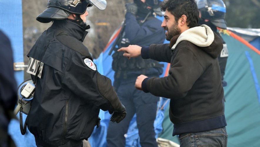 Un migrant face à un policier, le 29 février 2016 lors des opérations de démantèlement dans le camp de la "jungle" à Calais