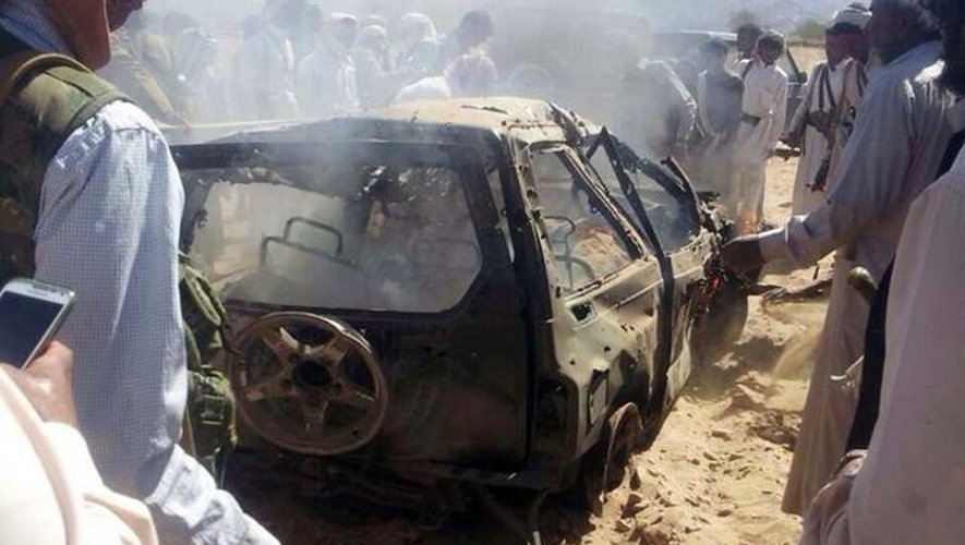 Une voiture où voyageaient trois membres présumées d'Al-Qaïda, calcinée par un drone le 26 janvier 2015 à l'est de Sanaa, au Yémen