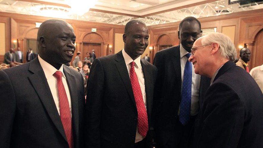 Taban Deng, chef de la délégation rebelle du Soudan du Sud (C) et Donald E. Booth l'envoyé spécial américain, le 4 janvier 2014 à Addis Abeba