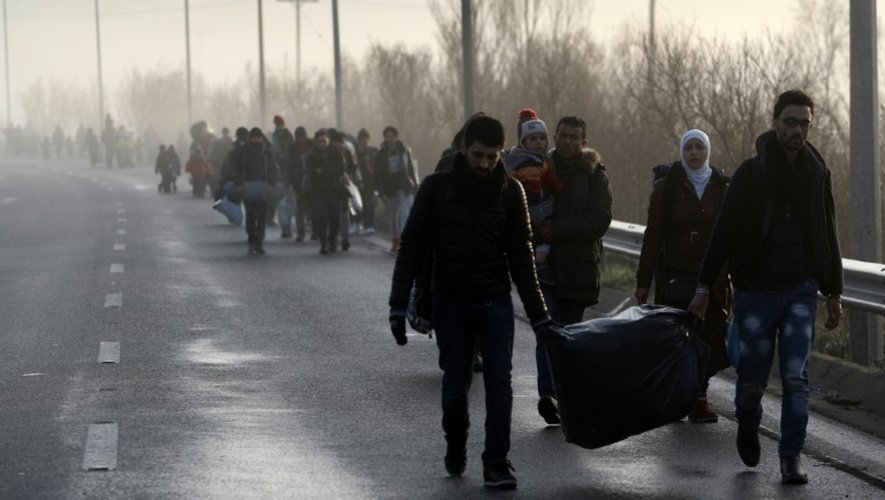 Des migrants traversent la frontière entre la Grèce et la Macédoine le 1er mars 2016 à Idomeni