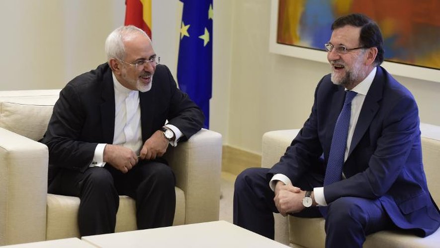 La chef du gouvernement espagnol Mariano Rajoy (d) et le ministre iranien des Affaires étrangères Javad Zarif, le 14 avril 2015 à Madrid