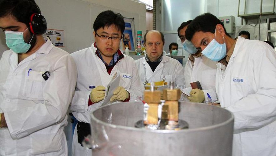 Des inspecteurs internationaux de l'AIEA (2e et 3e à g) et iraniens pendant une mission à la centrale de Natanz, 300 kim au sud de Téhéran, le 20 janvier 2014